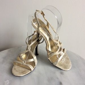 KELLY & KATIE GOLD HEELS SIZE 8